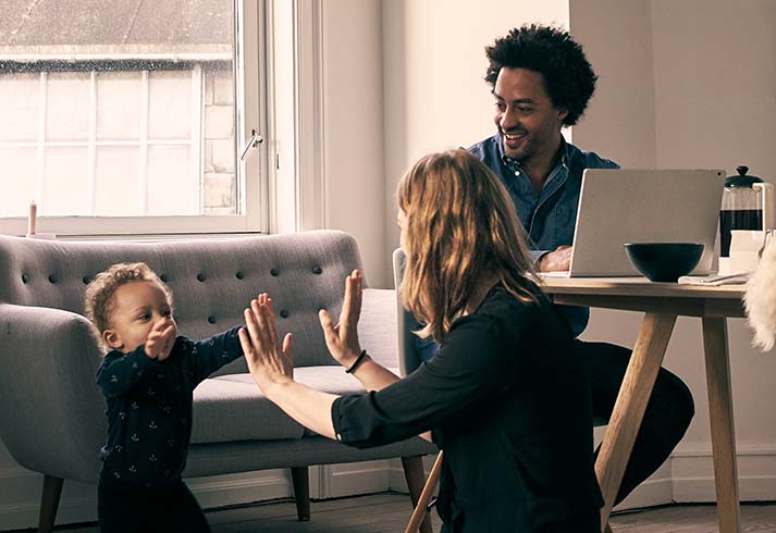 Lille familie med far, mor og barn i lejlighed