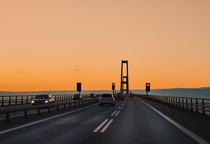 Biler på Storebæltsbroen i aftensol